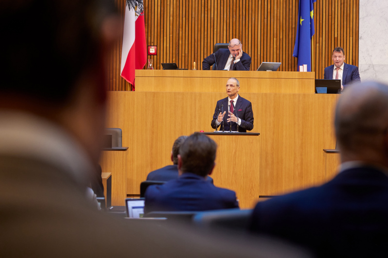Am Rednerpult Nationalratsabgeordneter Wolfgang Gerstl (ÖVP)