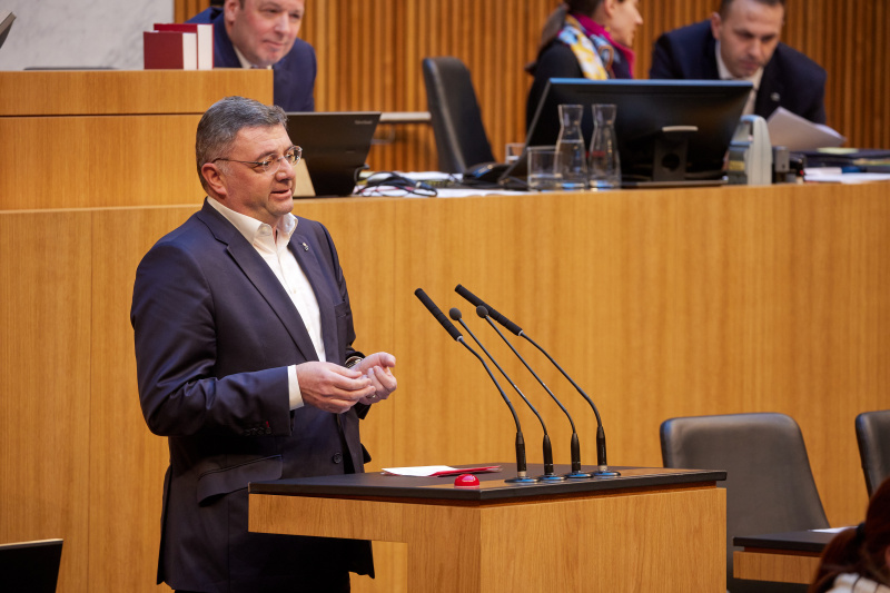 Am Rednerpult Nationalratsabgeordneter Jörg Leichtfried (SPÖ)