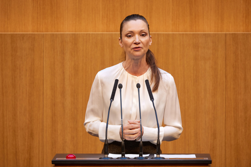 Am Rednerpult Nationalratsabgeordnete Susanne Fürst (FPÖ)