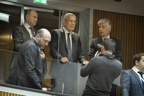 Von links: Ukrainische Botschafter in Östereich Vasyl Khymynets,  Bundespräsident Alexander Van der Bellen, Parlamentsdirektor Harald Dossi