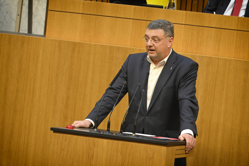 Nationalratsabgeordneter Jörg Leichtfried (SPÖ) am Rednerpult