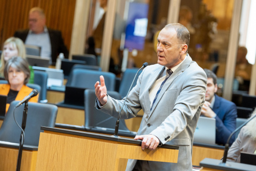 Am Rednerpult: Fragestellung Nationalratsabgeordneter Peter Wurm (FPÖ)
