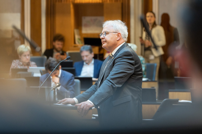 Am Rednerpult: Fragestellung Nationalratsabgeordneter Hermann Gahr (ÖVP)