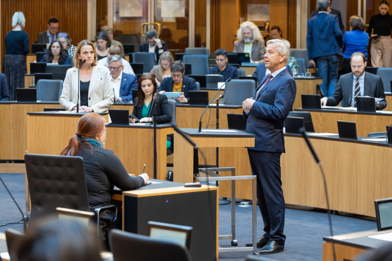Am Rednerpult rechts: Fragestellung Nationalratsabgeordneter Reinhold Lopatka (ÖVP), am Rednerpult links Nationalratsabgeordnete Dagmar Belakowitsch (FPÖ)
