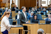 Am Rednerpult rechts: Fragestellung  Nationalratsabgeordneter Nico Marchetti (ÖVP), am Rednerpult links: Fragestellung  Nationalratsabgeordnete Nina Tomaselli (GRÜNE)
