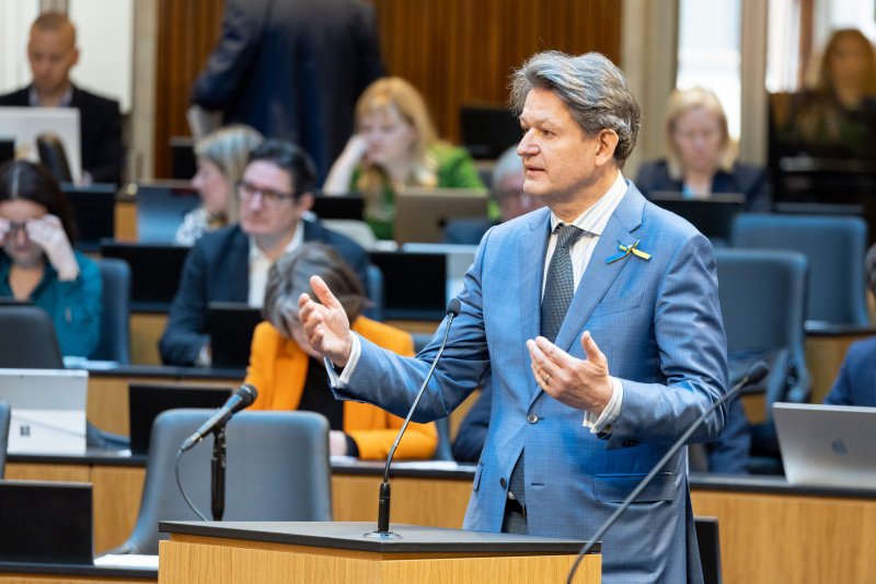 Am Rednerpult: Fragestellung Nationalratsabgeordneter Helmut Brandstätter (NEOS)