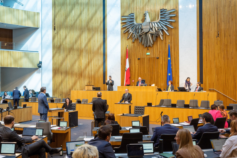 Am Rednerpult: Anfragebeantwortung Außenminister Alexander Schallenberg (ÖVP). Im Hintergrund Nationalratspräsident Wolfgang Sobotka (ÖVP) am Präsidium