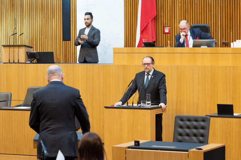 Fragestellung Nationalratsabgeordneter Martin Engelberg (ÖVP). Am Rednerpult: Anfragebeantwortung Außenminister Alexander Schallenberg (ÖVP). Im Hintergrund Nationalratspräsident Wolfgang Sobotka (ÖVP) am Präsidium