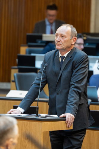 Am Rednerpult: Fragestellung Nationalratsabgeordneter Axel Kassegger (FPÖ)