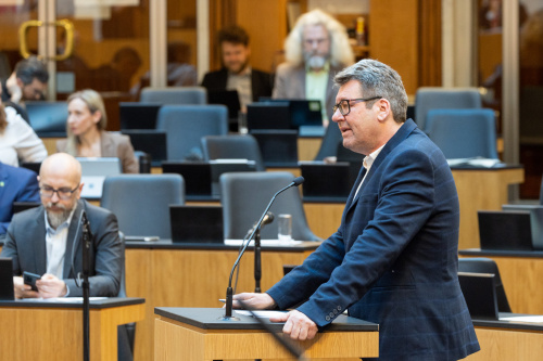 Am Rednerpult rechts: Fragestellung Nationalratsabgeordneter Robert Laimer (SPÖ)