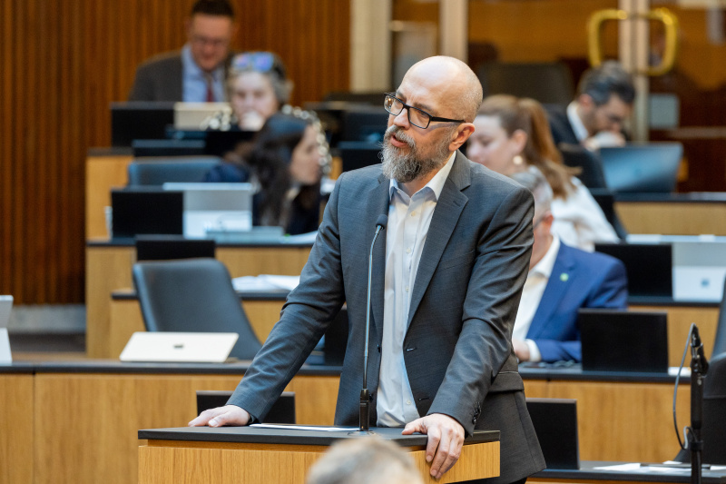 Am Rednerpult: Fragestellung Nationalratsabgeordneter Michel Reimon (GRÜNE)