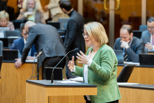 Am Rednerpult: Fragestellung Nationalratsabgeordnete Bettina Rausch (ÖVP)