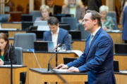 Am Rednerpult: Fragestellung Nationalratsabgeordneter Andreas Minnich (ÖVP)