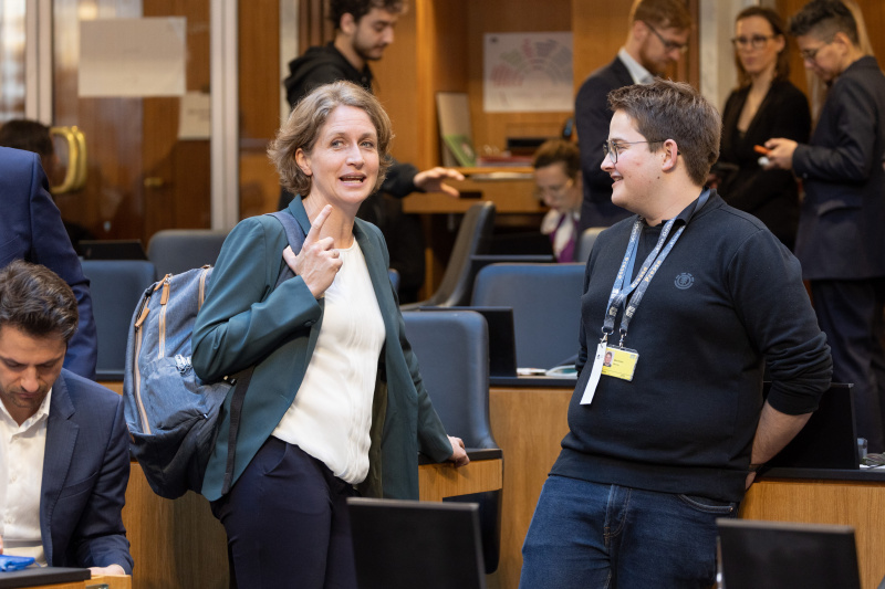 Nationalratsabgeordnete im Gespräch vor Sitzungsbeginn