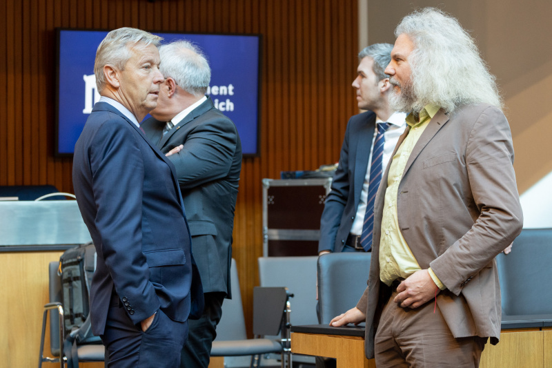 Nationalratsabgeordnete im Gespräch vor Sitzungsbeginn