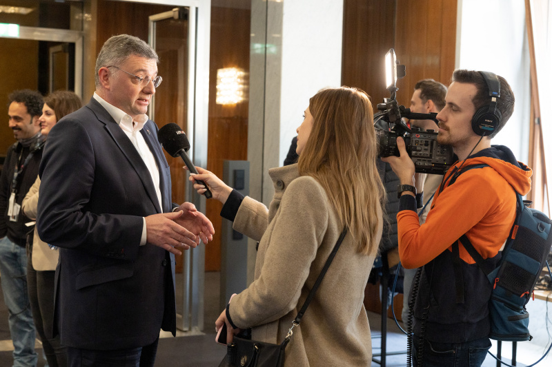 Nationalratsabgeordnete im Gespräch vor Sitzungsbeginn