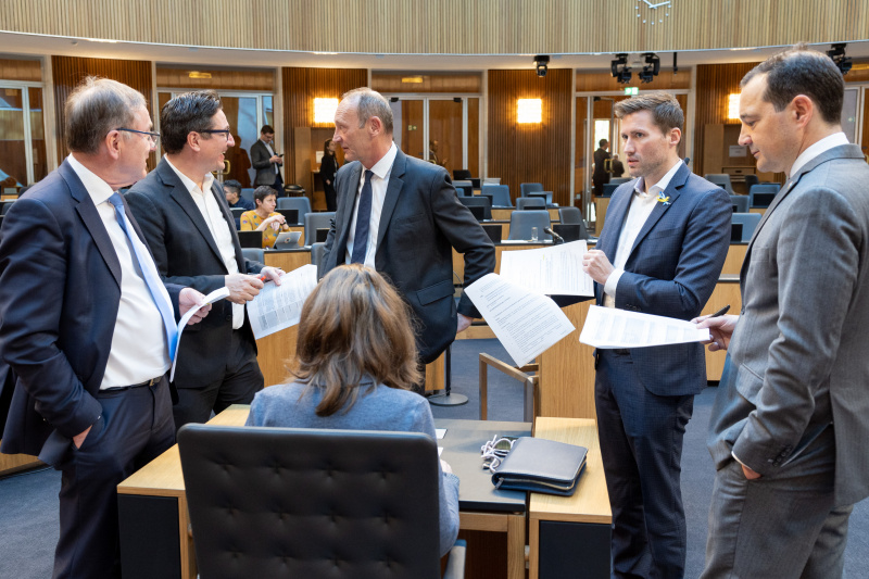 Nationalratsabgeordnete im Gespräch vor Sitzungsbeginn