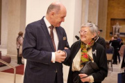 Nationalratspräsident Wolfgang Sobotka (ÖVP) begrüßt Josefpine Kothbauer im Parlament