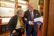 Nationalratspräsident Wolfgang Sobotka (ÖVP) führt Josefine Kothbauer durch die Ausstellung in der Parlamentsbibliothek