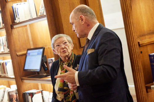Nationalratspräsident Wolfgang Sobotka (ÖVP) führt Josefine Kothbauer durch die Ausstellung in der Parlamentsbibliothek