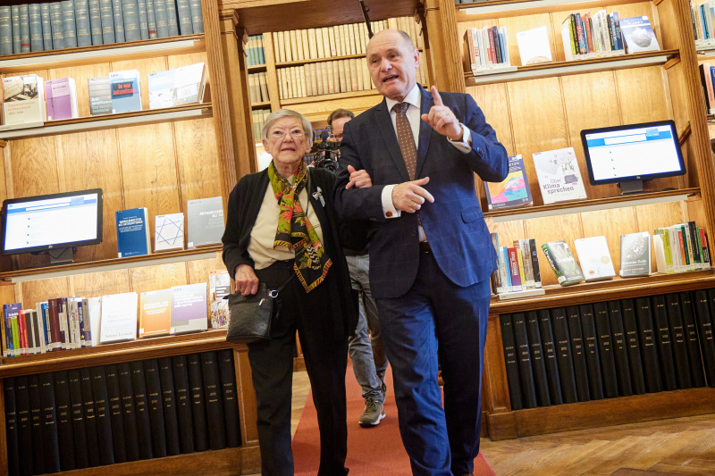 Nationalratspräsident Wolfgang Sobotka (ÖVP) führt Josefine Kothbauer durch die Ausstellung in der Parlamentsbibliothek