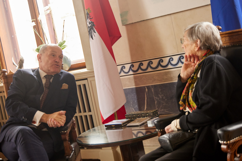 Nationalratspräsident Wolfgang Sobotka (ÖVP) im Gespräch mit Josefine Kothbauer