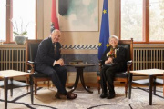 Nationalratspräsident Wolfgang Sobotka (ÖVP) im Gespräch mit Josefine Kothbauer