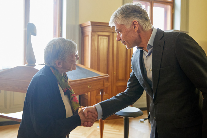 Josefine Kothbauer zu Besuch bei Parlamentsdirektor Harald Dossi