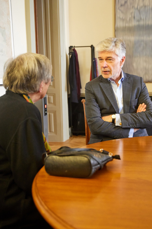 Josefine Kothbauer zu Besuch bei Parlamentsdirektor Harald Dossi