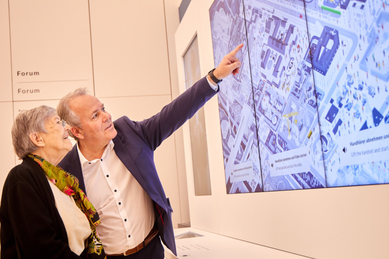 Besichtigung der Ausstellung im Forum