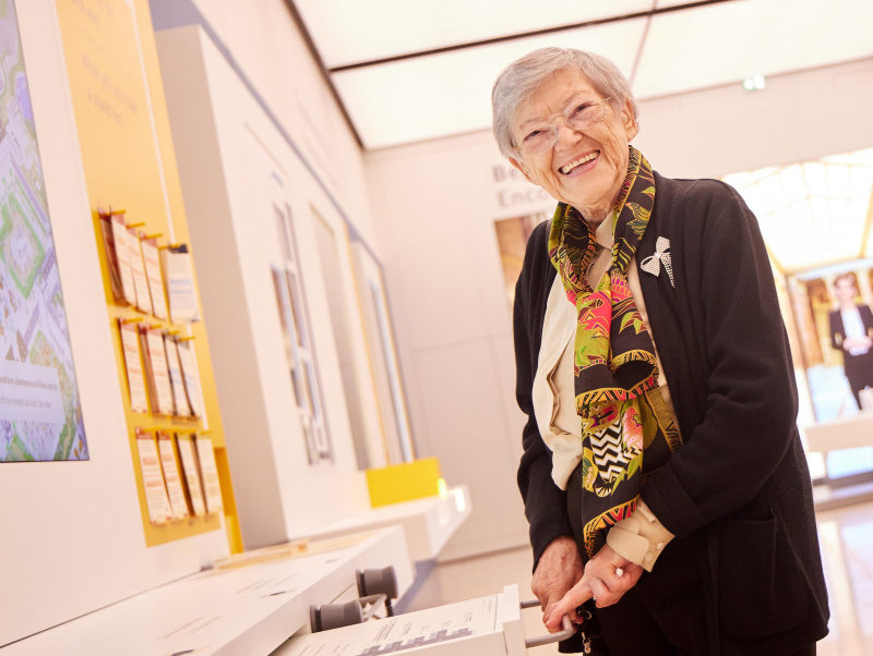 Die Besucherin Josefine Kothbauer im Forum des historischen Parlamentsgebäudes.