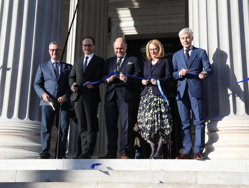 Durchtrennen des Eröffnungsbandes am Portikus des Parlaments durch die Präsident:innen des National- und Bundesrates und den Parlamentsdirektor