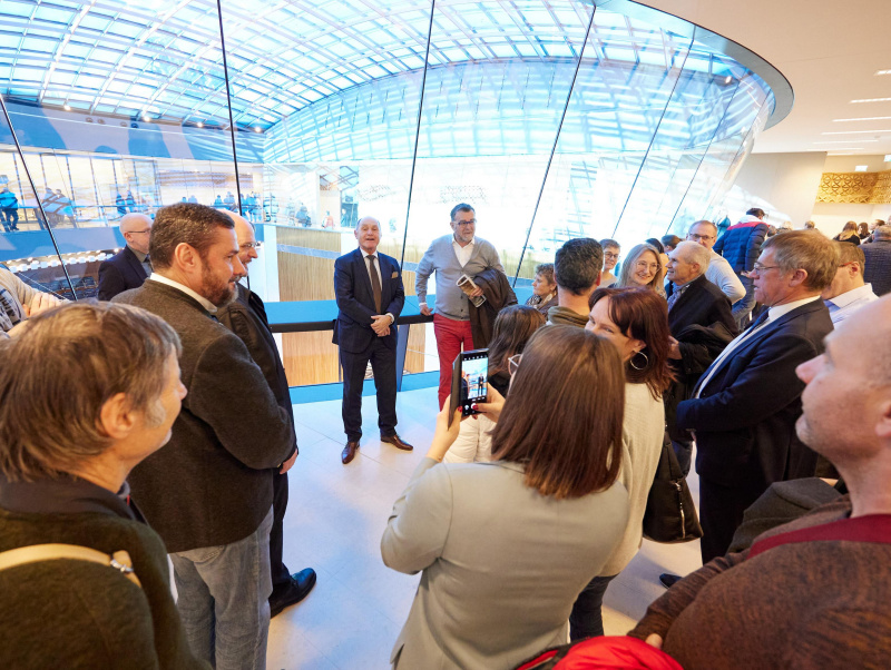 Nationalratspräsident Wolfgang Sobotka (ÖVP) im Gespräch mit Besucher:innen im Plenarium des Parlaments