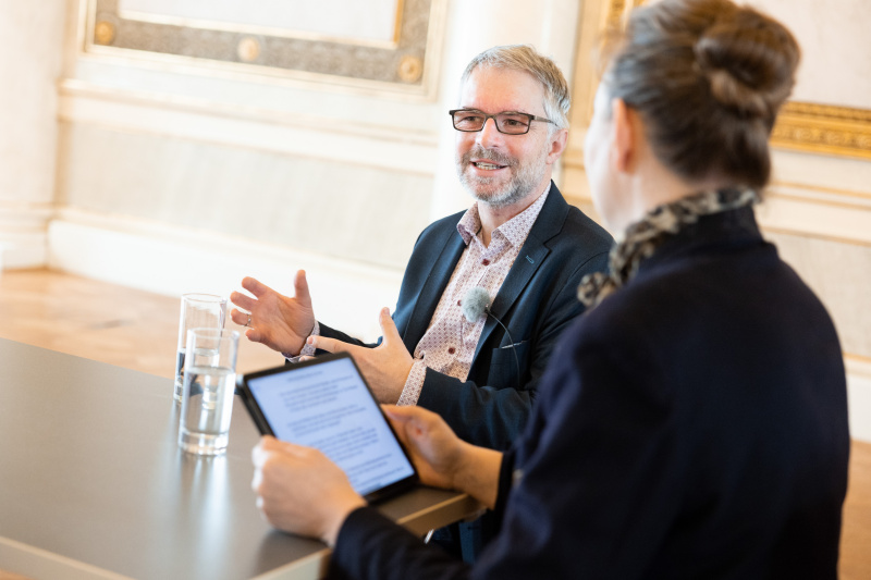 Von links: Christoph Konrath - Parlament, Journalistin Tatjana Lukáš im Podcastgespräch