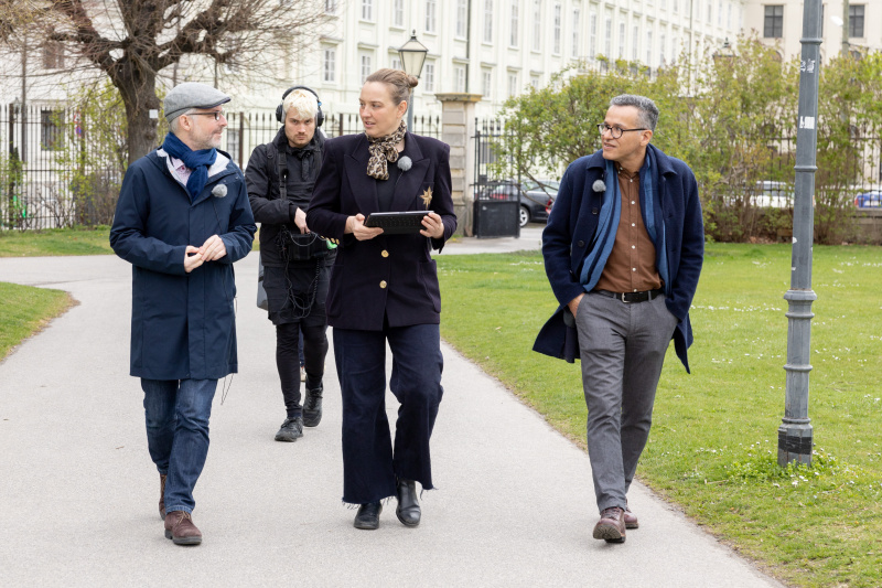 Am Weg durch den Volksgarten zum Parlament. Von links: Christoph Konrath - Parlament, Journalistin Tatjana Lukáš und Politikwissenschafter Marcelo Jenny - Universität Innsbruck im Podcastgespräch.