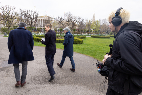 Am Weg durch den Volksgarten zum Parlament. Von links: Politikwissenschafter Marcelo Jenny - Universität Innsbruck, Journalistin Tatjana Lukáš und Christoph Konrath - Parlament im Podcastgespräch.