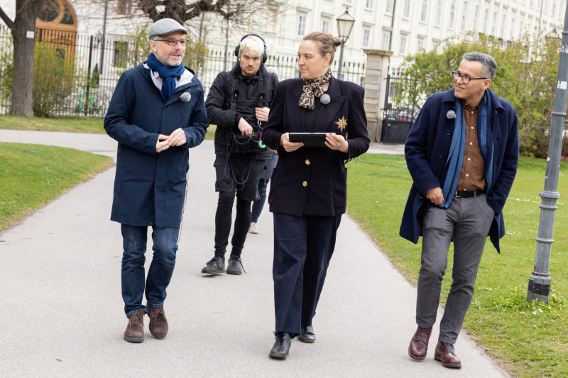 Am Weg durch den Volksgarten zum Parlament. Von links: Christoph Konrath - Parlament, Journalistin Tatjana Lukáš und Politikwissenschafter Marcelo Jenny - Universität Innsbruck im Podcastgespräch.