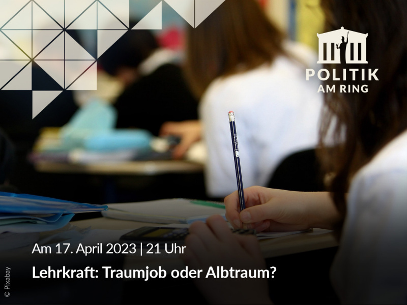 Schüler/in mit Stift und Rechner auf Schulbank