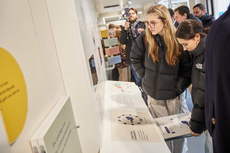 Schüler:innen besichtigen Parlament on Tour