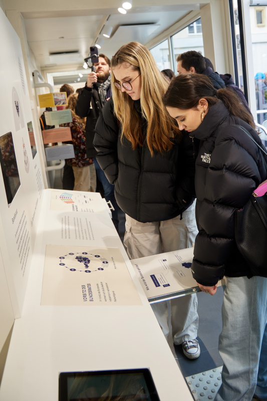 Schüler:innen besichtigen Parlament on Tour