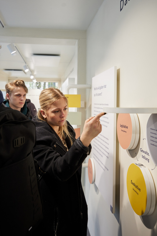 Schüler:innen besichtigen Parlament on Tour