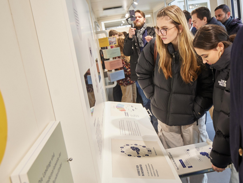 Schüler:innen besichtigen Parlament on Tour