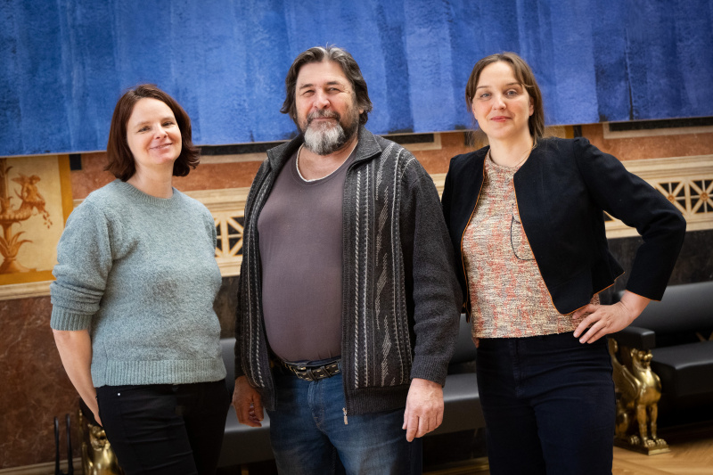Gruppenfoto von links: Historikerin Karin Schneider und Parlamentsmitarbeiter Anton Habrich im Interview mit Moderatorin Tatjana Lukáš