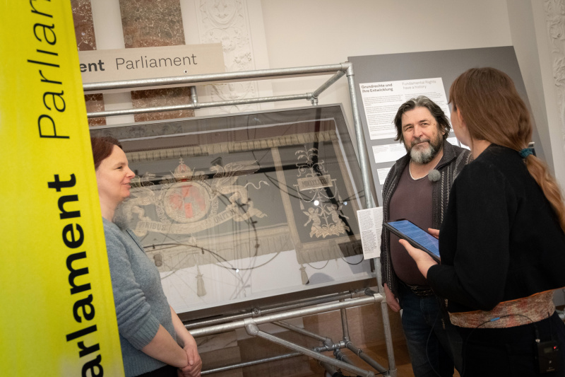 Historikerin Karin Schneider und Parlamentsmitarbeiter Anton Habrich im Interview mit  Moderatorin Tatjana Lukáš