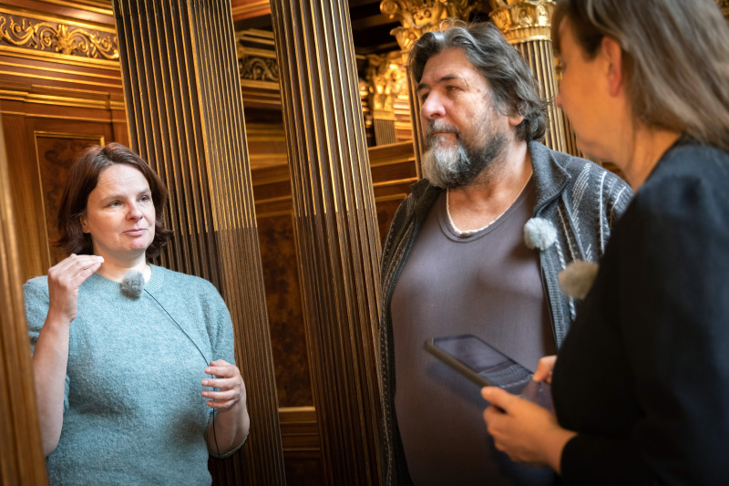 Historikerin Karin Schneider und Parlamentsmitarbeiter Anton Habrich im Interview mit Moderatorin Tatjana Lukáš