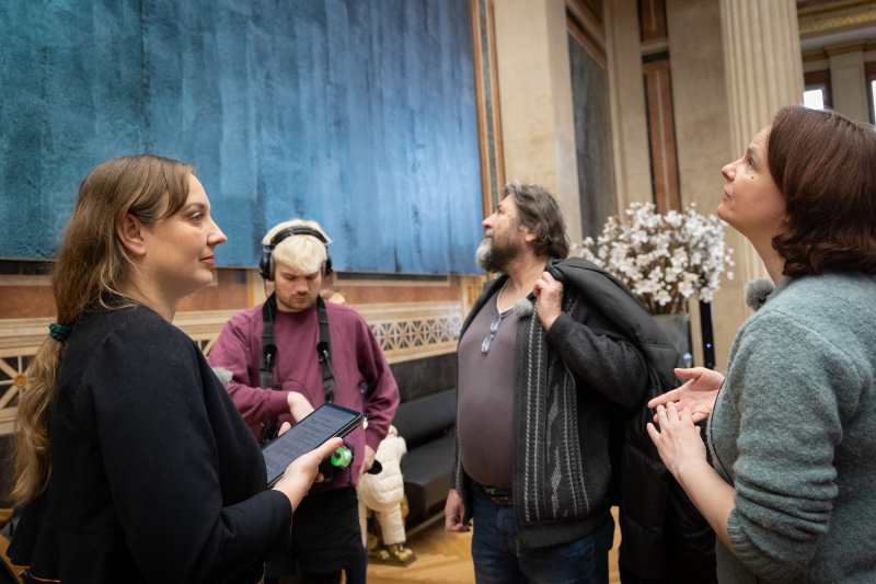 Historikerin Karin Schneider und Parlamentsmitarbeiter Anton Habrich im Interview mit Moderatorin Tatjana Lukáš