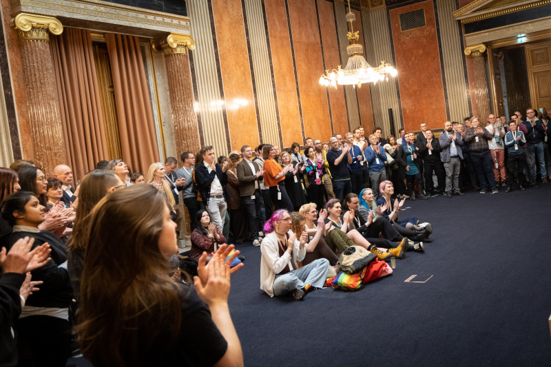 Blick Richtung Veranstaltungsteilnehmer:innen