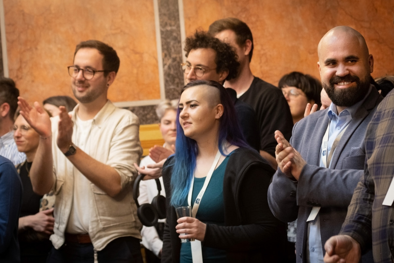 Musikalische Einlage: Dragqueen Grazia Patricia, Blick in Richtung Veranstaltungsteilnehmer:innen