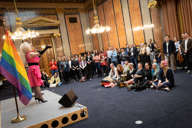 Musikalische Einlage: Dragqueen Grazia Patricia, Blick in Richtung Veranstaltungsteilnehmer:innen