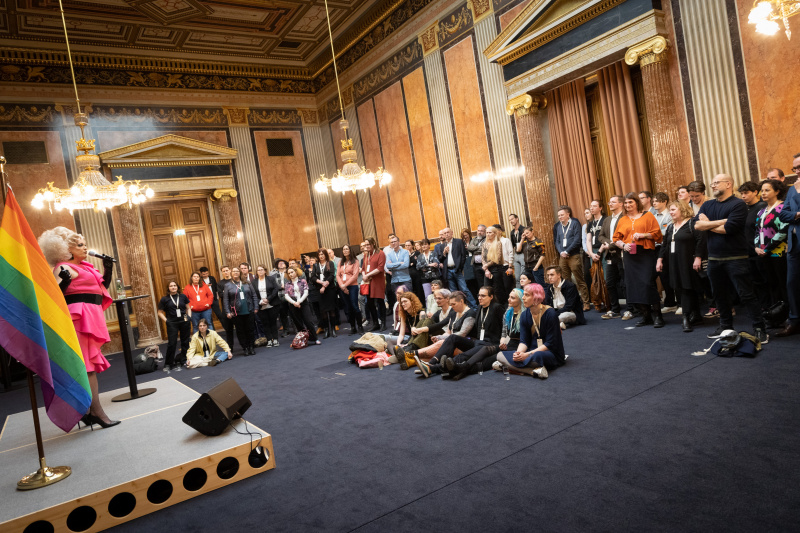 Musikalische Einlage: Dragqueen Grazia Patricia, Blick in Richtung Veranstaltungsteilnehmer:innen